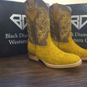 Leather boots with ostrich print